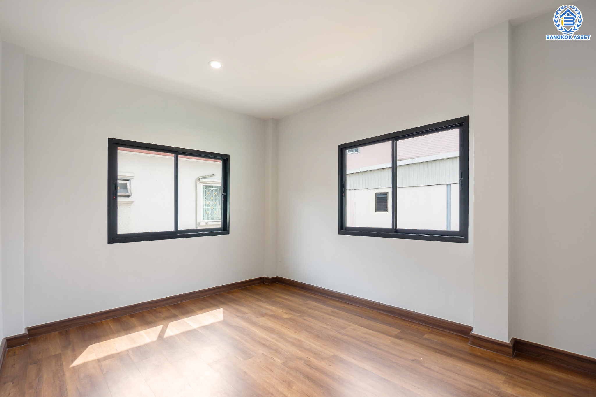 บ้านมือสองตกแต่งใหม่ ม.บุณฑริก วัชรพล-สุขาภิบาล5  เนื้อที่ 81.2 ตร.ว. ฟังก์ชัน 3 ห้องนอน 2 ห้องน้ำ จอดรถได้ 3 คัน บนทำเลเชื่อมต่อหลายเส้นทาง ถ.รามอินทรา ถ.สายไหม และ ถ.พหลโยธิน ใกล้สนามบินดอนเมือง ทางด่วน "รามอินทรา" และรถไฟฟ้าสายสีเขียว "สถานีคูคต"